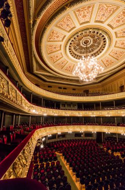 Riga, Letonya - 30 Nisan 2016: Letonya Ulusal Opera Binası Riga, Letonya. Ulusal Opera Binası 1863 yılında St. Petersburg mimarı Ludwig Bohnstedt tarafından inşa edilmiştir..