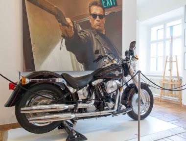 THAL, GRAZ, AUSTRIA - 3 Mayıs 2014 'te Thal, Avusturya' da Arnold Schwarzenegger Müzesi 'nin içi. Müze 2011 yılında oyuncunun doğduğu yer olan Graz yakınlarında açıldı..