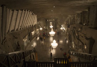 WIELICZKA, POLAND - 23 Ekim: Wieliczka tuz madeni (13. yüzyıl) dünyanın en eski tuz madenlerinden biridir. 9. katta 300 'den fazla koridor ve 300' den fazla odası var. 23 Ekim 2012, Wieliczka, Polonya.