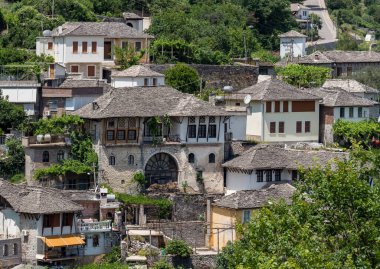 Cirokaster, Arnavutluk - 30 Mayıs 2018: Arnavutluk 'un güneyinde bir UNESCO Dünya Mirası sahası olan Cirokaster şehir merkezi.