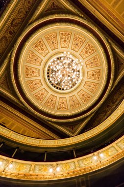 Riga, Letonya - 30 Nisan 2016: Letonya Ulusal Opera Binası Riga, Letonya. Ulusal Opera Binası 1863 yılında St. Petersburg mimarı Ludwig Bohnstedt tarafından inşa edilmiştir..