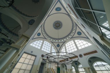 Shkoder, Arnavutluk - 1 Haziran 2018: Ebu Bekr Camii içindeki boyalı tavan, diğer bir deyişle Arnavutluk 'un başkenti Şkoder' deki Büyük Cami, Güneydoğu Avrupa.