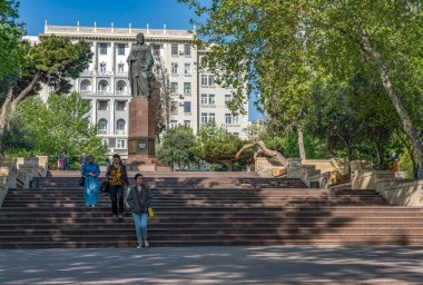 BAKU, AZERBAIJAN - 7 Mayıs 2019: Bakü 'deki Azerbaycan Edebiyat Nizami Müzesi' nin ön görüntüsü. Büyük bilimsel araştırmalar, basılmış kitaplar ve monogramlar içeriyor.