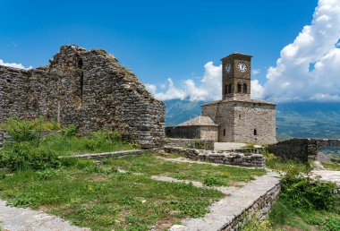 Dağlardaki eski taş kilise.