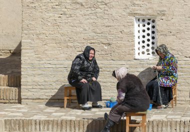 Özbekistan 'da kadınların olduğu sokak