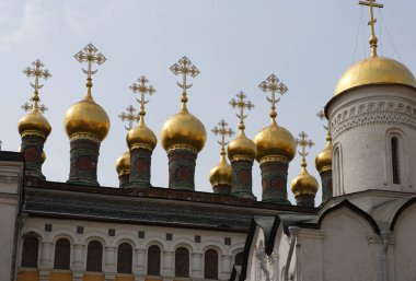 Moskova Kremlin 'deki Verkhosassky katedralinin kubbelerinin manzarası.