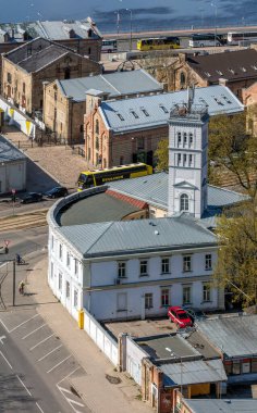 RIGA, LATVIA - 30 Nisan 2016 'da Riga, Letonya' da merkezi gıda pazarı binaları. 700.000 kentteki pazar zeplin balonlar için eski bir hangardan yapıldı..