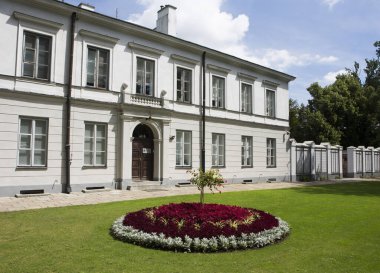 Yeşil bahçeli tarihi bina