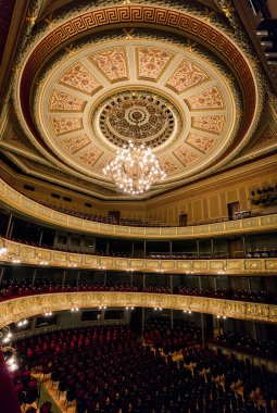 Riga, Letonya - 30 Nisan 2016: Letonya Ulusal Opera Binası Riga, Letonya. Ulusal Opera Binası 1863 yılında St. Petersburg mimarı Ludwig Bohnstedt tarafından inşa edilmiştir..
