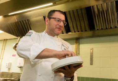 BUDAPEST, HUNGARY - 13 Ekim 2016: Andras Wolf 'un New York Cafe' deki yönetici şefi ve mutfağındaki Boxer Akademisi 'nin bir parçası olan Salon Restoranı, röportajını yapıyor.