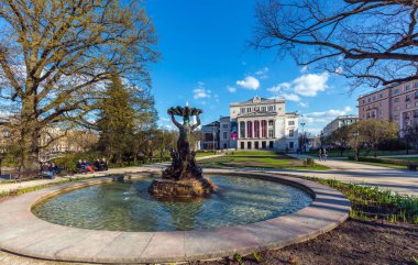 Riga, Letonya - 30 Nisan 2016: Letonya Ulusal Opera Binası Riga, Letonya. Ulusal Opera Binası 1863 yılında St. Petersburg mimarı Ludwig Bohnstedt tarafından inşa edilmiştir..