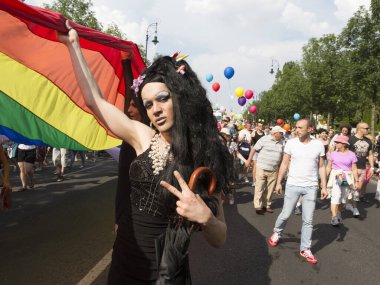 BUDAPEST, HUNGARY - 6 Temmuz 2013 'te Budapeşte, Macaristan' da LGBT (lezbiyen, gey, biseksüel ve transseksüel) haklarını desteklemek için düzenlenen Eşcinsel Onur Yürüyüşüne kimliği belirsiz kişiler katıldı..