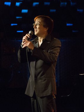 BUDAPEST, HUNGARY - 30 Ekim: Kuriya Makoto Japon piyanist sunum organizasyonunda çalıyor. Japonya Vakfı tarafından 30 Ekim 2012 'de Budapeşte, Macaristan' daki A38 konser salonunda.