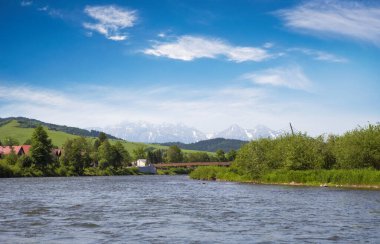 Dağları ve nehri olan güzel bir manzara.