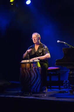 Kimliği belirsiz insanlar sahnede müzik yapıyor.