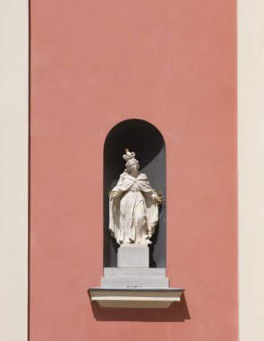 Pembe binada Hıristiyan heykeli