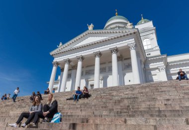 HELSINKI / FINLAND - 4 Mayıs 2016: Beyaz Helsinki Katedrali önündeki insanlar, Protestan Lüteryen Kilisesi. Kilise ilk olarak 1830-1852 yılları arasında inşa edildi..