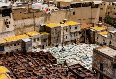 Fez, Fas - 19 Temmuz 2014: Fez, Fas 'taki geleneksel tabakhane çarşısı.