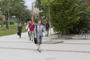 BUDAPEST, HUNGARY - 14 Mayıs 2013 tarihinde Budapeşte 'deki Lagymanyos Kampüsü' nde kimliği belirsiz öğrenciler. Eotvos Lorand Üniversitesi (ELTE) Macaristan 'ın en büyük ve en eski üniversitesidir..