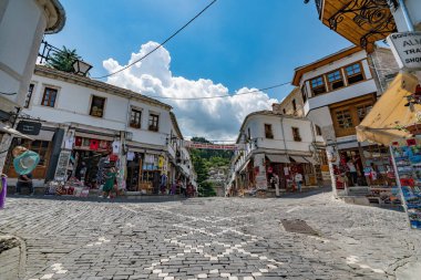 Cirokaster, Arnavutluk - 30 Mayıs 2018: Arnavutluk 'un güneyinde bir UNESCO Dünya Mirası sahası olan Cirokaster şehir merkezi. 