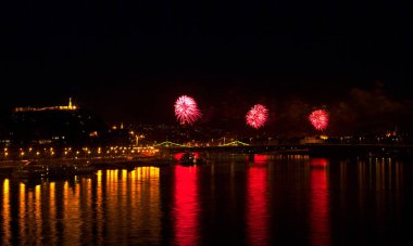 BUDAPEST, HUNGARY - 20 Ağustos 2012 'de Macaristan' ın Budapeşte kentinde düzenlenen yıllık Macaristan Anayasa Günü 'nde Tuna Nehri üzerinde havai fişek gösterisi