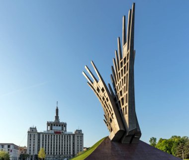 Avrupa şehrindeki modern heykel