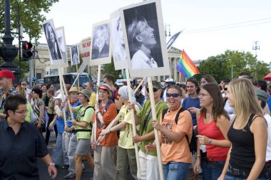 BUDAPEST, HUNGARY - 7 Temmuz 2007 'de Macaristan' ın Budapeşte kentinde 7 Macar gay gururunun katılımcıları.