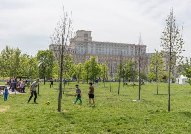 Bükreş, Romanya - 2 Mayıs 2017: Bükreş 'teki Kamu Parkı 1985' te inşa edildi ve Parlamento Sarayı 'nın hemen yanında yer alıyor (Casa Poporului).
