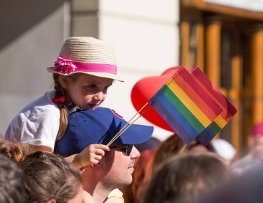 BUDAPEST, HUNGARY - Tanımlanamayan 11 Temmuz 20.00 'de yer aldı. Budapeşte Gay Onur Yürüyüşü 11 Temmuz 2015 tarihinde Budapeşte, Macaristan 'da LGBT (lezbiyen, gey, biseksüel ve transseksüel) haklarını desteklemek için düzenlendi.