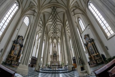 BRNO, CZECH Cumhuriyet - 15 ARALIK 2016: St James Kilisesi 'nin İçi. Kilisenin Brno şehrindeki en yüksek kulesi 92 metredir..