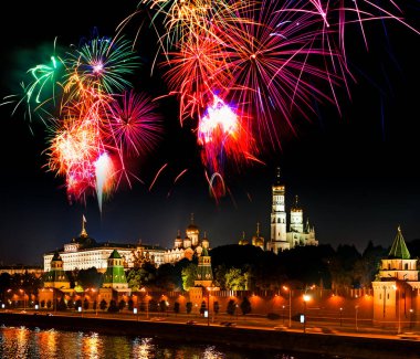 Moskova 'da gece gökyüzünde havai fişekler