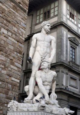 Floransa, İtalya - 12 Mart 2010: Herkül ve Kaküs, Palazzo Vecchio 'nun girişinin sağındaki Piazza della Signoria, Floransa, İtalya' da bulunan beyaz bir heykeldir..