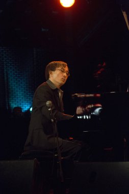 BUDAPEST, HUNGARY - 30 Ekim: Kuriya Makoto Japon piyanist Sunum Org 'da performans sergiliyor. Japonya Vakfı tarafından 30 Ekim 2012 'de Budapeşte, Macaristan' daki A38 konser salonunda