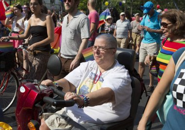 BUDAPEST, HUNGARY - 6 Temmuz 2013 'te Budapeşte, Macaristan' da LGBT (lezbiyen, gey, biseksüel ve transseksüel) haklarını desteklemek için düzenlenen Eşcinsel Onur Yürüyüşüne kimliği belirsiz kişiler katıldı..