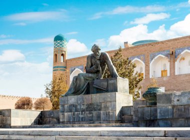KHIVA, UZBEKISTAN - 20 Mart 2012 'de Khiva Kalesi' nin girişinde bulunan El Horezmi Anıtı. Kasaba UNESCO Dünya Mirası 'nın bir parçası.