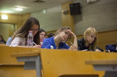 BUDAPEST, HUNGARY - 14 Mayıs 2013 tarihinde Budapeşte 'deki Lagymanyos Kampüsü' nde kimliği belirsiz öğrenciler. Eotvos Lorand Üniversitesi (ELTE) Macaristan 'ın en büyük ve en eski üniversitesidir..