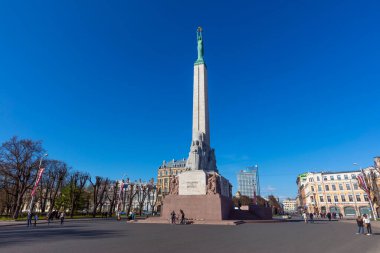 Riga, Letonya - 29 Nisan 2016: Letonya 'nın başkenti Riga' nın merkezindeki Bağımsızlık Anıtı. Riga, Baltık devletlerinin en büyük şehri ve Letonya nüfusunun üçte birine ev sahipliği yapmaktadır.