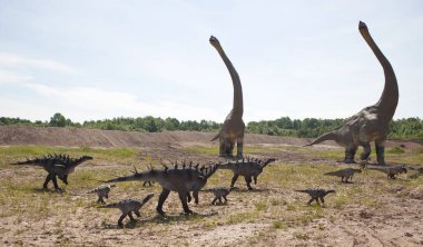 KRASIEJOW, POLAND - 10 Haziran 2017: Polonya 'nın Krasiejow kentindeki JuraPark' ta model. Dinozorların yeniden yapılandırılması parkın eğitim yolundaki orijinal ve doğal boyutlarına yakındır..