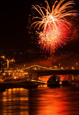 BUDAPEST, HUNGARY - 20 Ağustos 2012 'de Macaristan' ın Budapeşte kentinde düzenlenen yıllık Macaristan Anayasa Günü 'nde Tuna Nehri üzerinde havai fişek gösterisi
