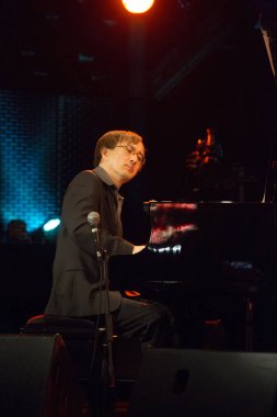 BUDAPEST, HUNGARY - 30 Ekim: Kuriya Makoto Japon piyanist Sunum Org 'da performans sergiliyor. Japonya Vakfı tarafından 30 Ekim 2012 'de Budapeşte, Macaristan' daki A38 konser salonunda