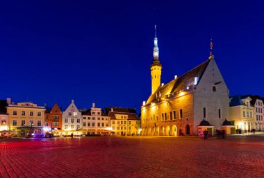 TALLINN, ESTONIA - 4 Mayıs 2016: Estonya 'daki Tallinn Tarih Merkezi' nde Belediye Binası meydanının mimarisi. UNESCO Dünya Mirası sahasının bir parçası. 