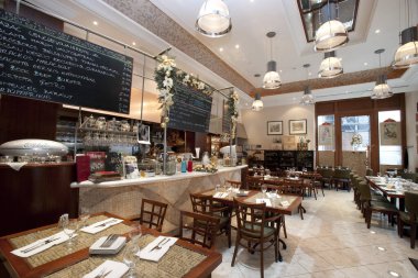 BUDAPEST, HUNGARY - 10 HAZİRAN: 10 Ocak 2010 tarihinde Macaristan 'ın Budapeşte kentinde Michelin müfettişleri tarafından verilen Bip Gourmand derecesi ile Bock Bistro Restoranının İçişleri. 