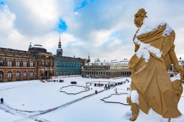 DRESDEN, GERMANY - 28 Aralık 2014: Zwinger, Doğu Almanya 'da Dresden' de bir saray, Rococo tarzında inşa edildi. Sergi, Dresden Adliyesi 'nin turuncu, sergi galerisi ve festival alanı olarak hizmet verdi..