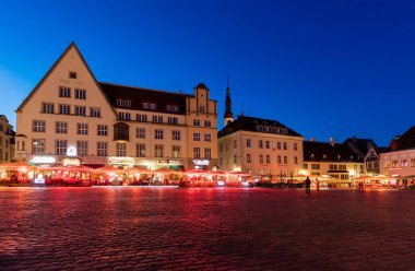 TALLINN, ESTONIA - 4 Mayıs 2016: Estonya 'daki Tallinn Tarih Merkezi' nde Belediye Binası meydanının mimarisi. UNESCO Dünya Mirası sahasının bir parçası.