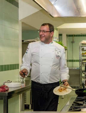 BUDAPEST, HUNGARY - 13 Ekim 2016: Andras Wolf 'un New York Cafe' deki yönetici şefi ve mutfağındaki Boxer Akademisi 'nin bir parçası olan Salon Restoranı, röportajını yapıyor.