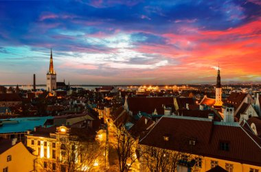Tallinn, Estonya 'nın gece manzarası