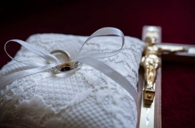 Evlilik yüzüğünü yastığa koy.