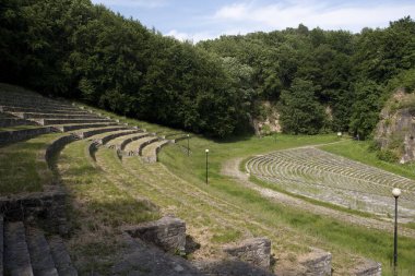 Gora Swietej Anny, Polonya - 10 Haziran 2010: Polonya 'daki St. Anne Dağı' ndaki amfitiyatro ve anıt. 