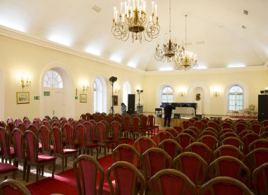 Konferans salonunun içi çok güzel. 