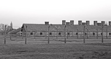 OSWIECIM, POLAND - 22 Ekim 2012 'de Polonya' nın Oswiecim kentinde eski bir Nazi imha kampı olan Auschwitz Kampı 1. Avrupa 'daki en büyük Nazi toplama kampıydı..